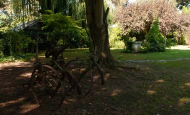 Excelente Casa 5 ambientes sobre tres terrenos/ Barrio El Sosiego