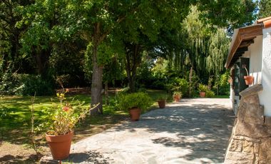 Excelente Casa 5 ambientes sobre tres terrenos/ Barrio El Sosiego