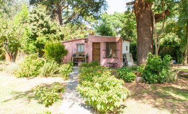 Excelente Casa 5 ambientes sobre tres terrenos/ Barrio El Sosiego