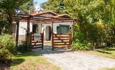 Excelente Casa 5 ambientes sobre tres terrenos/ Barrio El Sosiego