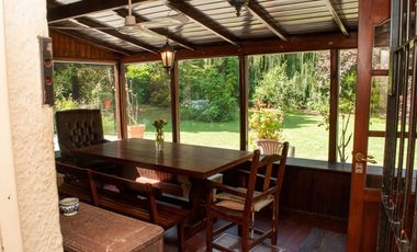 Excelente Casa 5 ambientes sobre tres terrenos/ Barrio El Sosiego