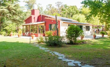Excelente Casa 5 ambientes sobre tres terrenos/ Barrio El Sosiego