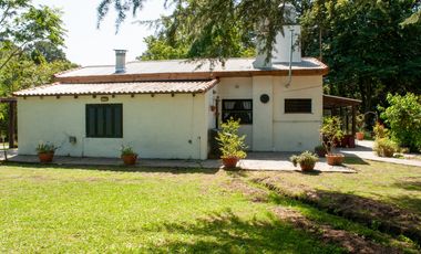 Excelente Casa 5 ambientes sobre tres terrenos/ Barrio El Sosiego
