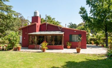 Excelente Casa 5 ambientes sobre tres terrenos/ Barrio El Sosiego