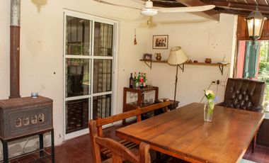 Excelente Casa 5 ambientes sobre tres terrenos/ Barrio El Sosiego