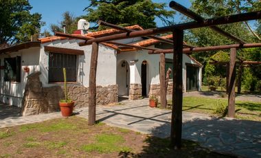 Excelente Casa 5 ambientes sobre tres terrenos/ Barrio El Sosiego