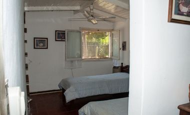 Excelente Casa 5 ambientes sobre tres terrenos/ Barrio El Sosiego