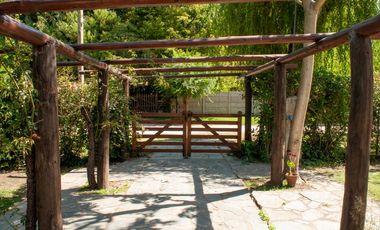 Excelente Casa 5 ambientes sobre tres terrenos/ Barrio El Sosiego