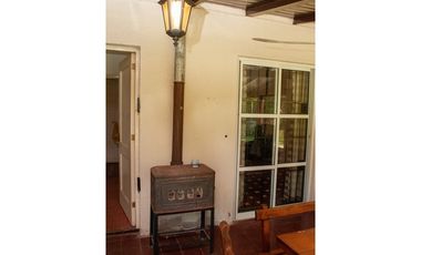 Excelente Casa 5 ambientes sobre tres terrenos/ Barrio El Sosiego