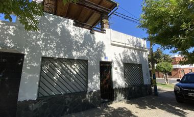 Casa dos dormitorios con patio, terraza y quincho Pichincha