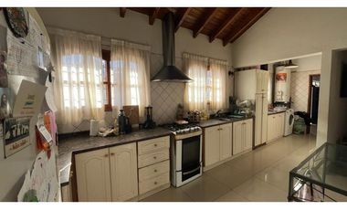VENDE CASA EN BOMBAL SUR GODOY CRUZ ( barrio Arizu )