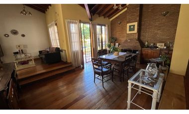 VENDE CASA EN BOMBAL SUR GODOY CRUZ ( barrio Arizu )