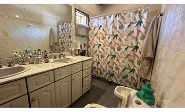 VENDE CASA EN BOMBAL SUR GODOY CRUZ ( barrio Arizu )