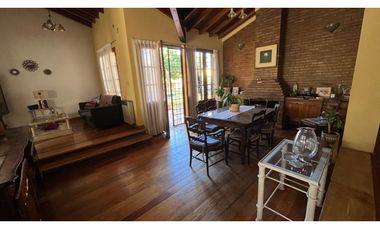 VENDE CASA EN BOMBAL SUR GODOY CRUZ ( barrio Arizu )