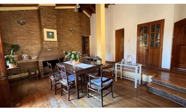 VENDE CASA EN BOMBAL SUR GODOY CRUZ ( barrio Arizu )