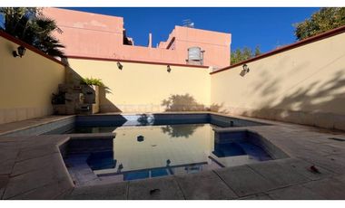 VENDE CASA EN BOMBAL SUR GODOY CRUZ ( barrio Arizu )