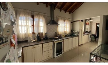 VENDE CASA EN BOMBAL SUR GODOY CRUZ ( barrio Arizu )