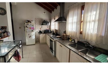 VENDE CASA EN BOMBAL SUR GODOY CRUZ ( barrio Arizu )