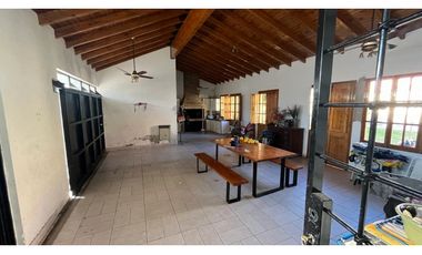 VENDE CASA EN BOMBAL SUR GODOY CRUZ ( barrio Arizu )