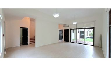 Venta de Casa con Jacuzzi en PH Nativa, Panamá Pacifico