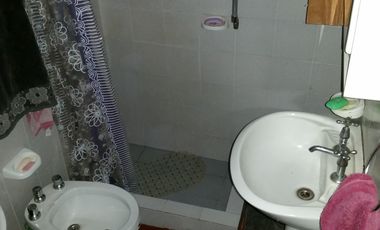 Departamento de 2 ambientes al fondo sobre calle italia