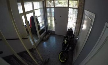 CASA DE 5 AMBIENTES EN VENTA - MORON SUR