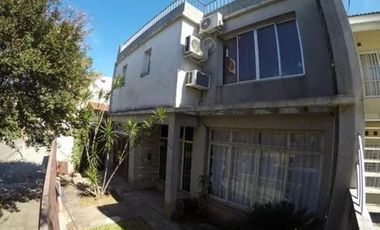 CASA DE 5 AMBIENTES EN VENTA - MORON SUR
