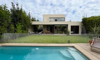 Casa en venta de 3 dorm. en Colina