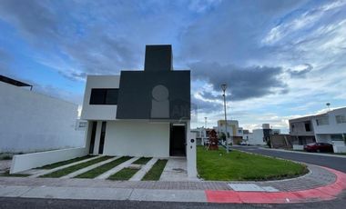 Casa nueva en venta con roof garden y 4 recámaras una en PB en Juriquilla San Isidro