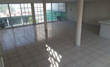 Increíble Casa con Gran Salón de Eventos Muy Amplios Espacios y Gran Iluminación