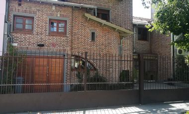 Casa en San Isidro de 4 ambientes con jardin y pileta climatizada - Venta Barrio Carreras