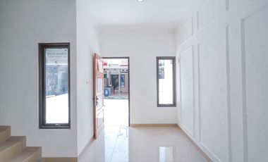 Rumah Strategis dekat Living Plaza Harapan Indah Bebas Banjir J-38803