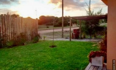 Hermosa casa de estilo campestre. Excelente calidad. 2 dormitorios. Piscina