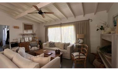 Hermosa casa de estilo playa. Excelente calidad. 2 dormitorios. Pis