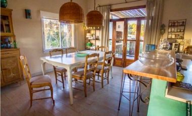 Hermosa casa de estilo campestre. Excelente calidad. 2 dormitorios. Piscina