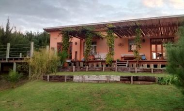 Hermosa casa de estilo campestre. Excelente calidad. 2 dormitorios. Piscina