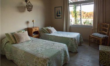 Hermosa casa de estilo campestre. Excelente calidad. 2 dormitorios. Piscina