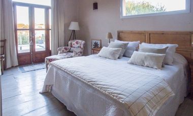 Hermosa casa de estilo campestre. Excelente calidad. 2 dormitorios. Piscina