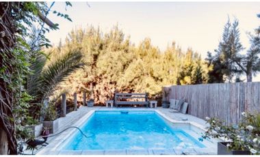 Hermosa casa de estilo campestre. Excelente calidad. 2 dormitorios. Piscina
