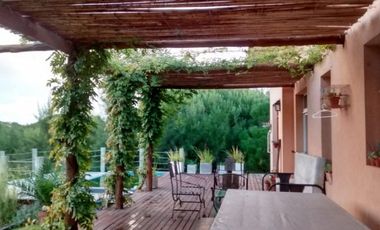 Hermosa casa de estilo campestre. Excelente calidad. 2 dormitorios. Piscina