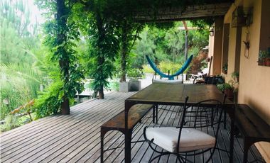 Hermosa casa de estilo campestre. Excelente calidad. 2 dormitorios. Piscina