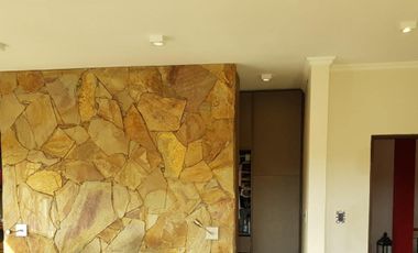 HERMOSO CHALET EN BARRIO CERRADO LOMAS DEL REY. 3 DORMITORIOS + 2 DEPTOS - PARQUE -PSICINA