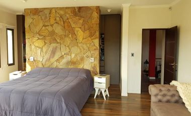 HERMOSO CHALET EN BARRIO CERRADO LOMAS DEL REY. 3 DORMITORIOS + 2 DEPTOS - PARQUE -PSICINA