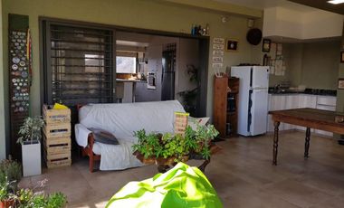 HERMOSO CHALET EN BARRIO CERRADO LOMAS DEL REY. 3 DORMITORIOS + 2 DEPTOS - PARQUE -PSICINA