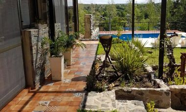 HERMOSO CHALET EN BARRIO CERRADO LOMAS DEL REY. 3 DORMITORIOS + 2 DEPTOS - PARQUE -PSICINA