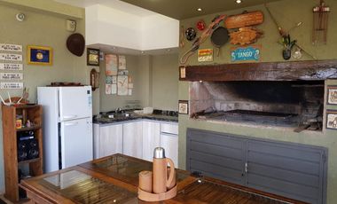 HERMOSO CHALET EN BARRIO CERRADO LOMAS DEL REY. 3 DORMITORIOS + 2 DEPTOS - PARQUE -PSICINA