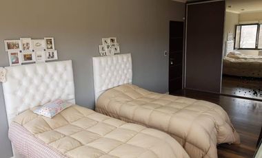 HERMOSO CHALET EN BARRIO CERRADO LOMAS DEL REY. 3 DORMITORIOS + 2 DEPTOS - PARQUE -PSICINA