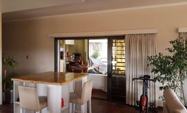 HERMOSO CHALET EN BARRIO CERRADO LOMAS DEL REY. 3 DORMITORIOS + 2 DEPTOS - PARQUE -PSICINA