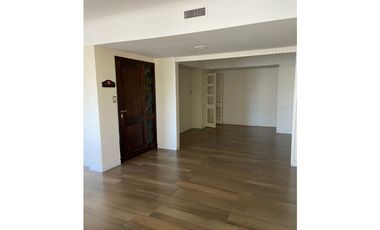 Amplio Piso reciclado 3 dormitorios mas dependencia con baño privado La Perla