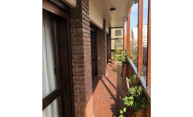 Amplio Piso reciclado 3 dormitorios mas dependencia con baño privado La Perla